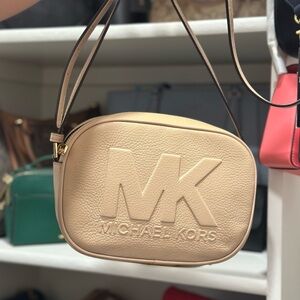 MK Jet Set Medium Embossed Pebbled Leather Crossbody Bag / Camera bag